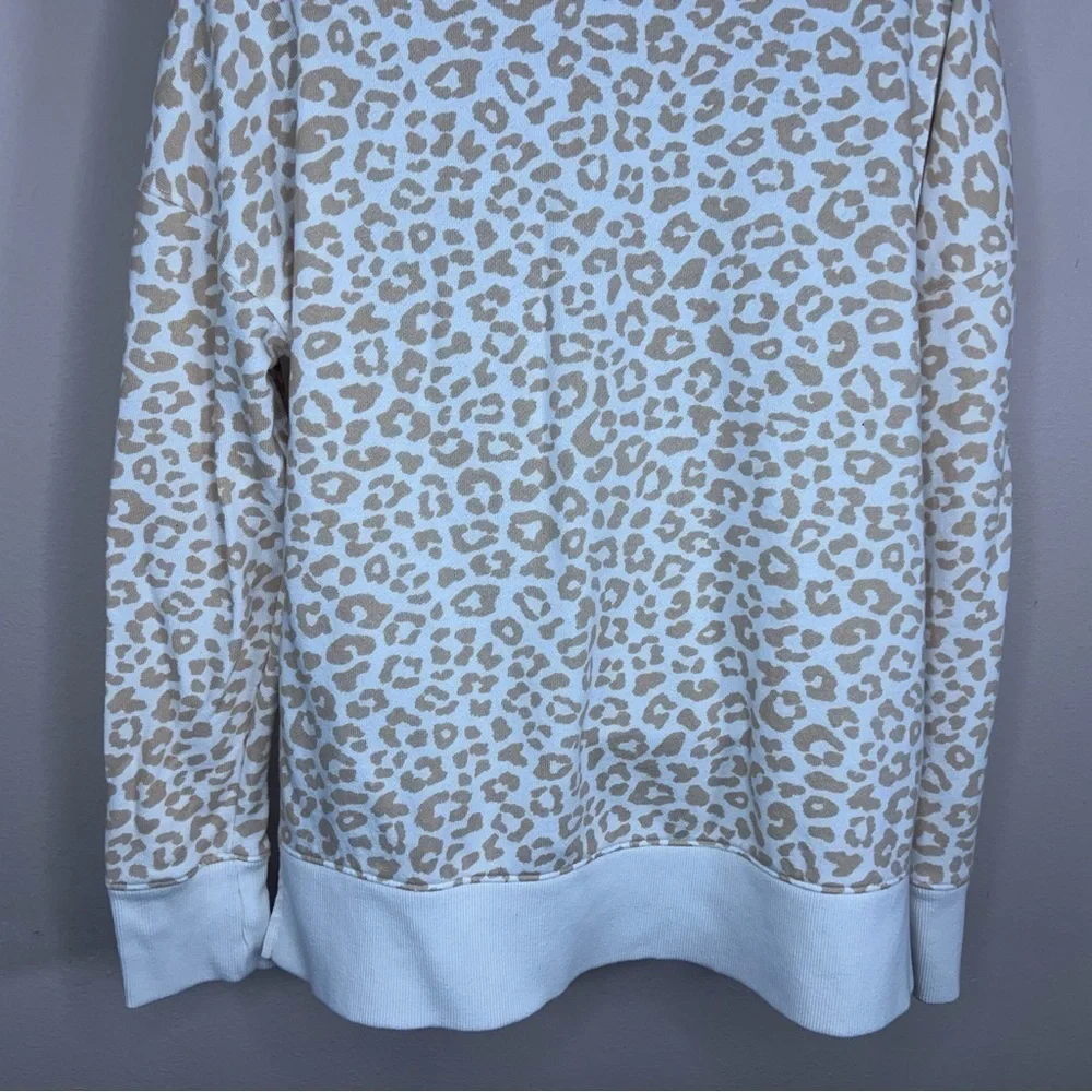 MEDIUM TIME AND TRU WHITE BEIGE LEOPARD ANIMAL PRINT SWEATSHIRT LONG SLEEVE